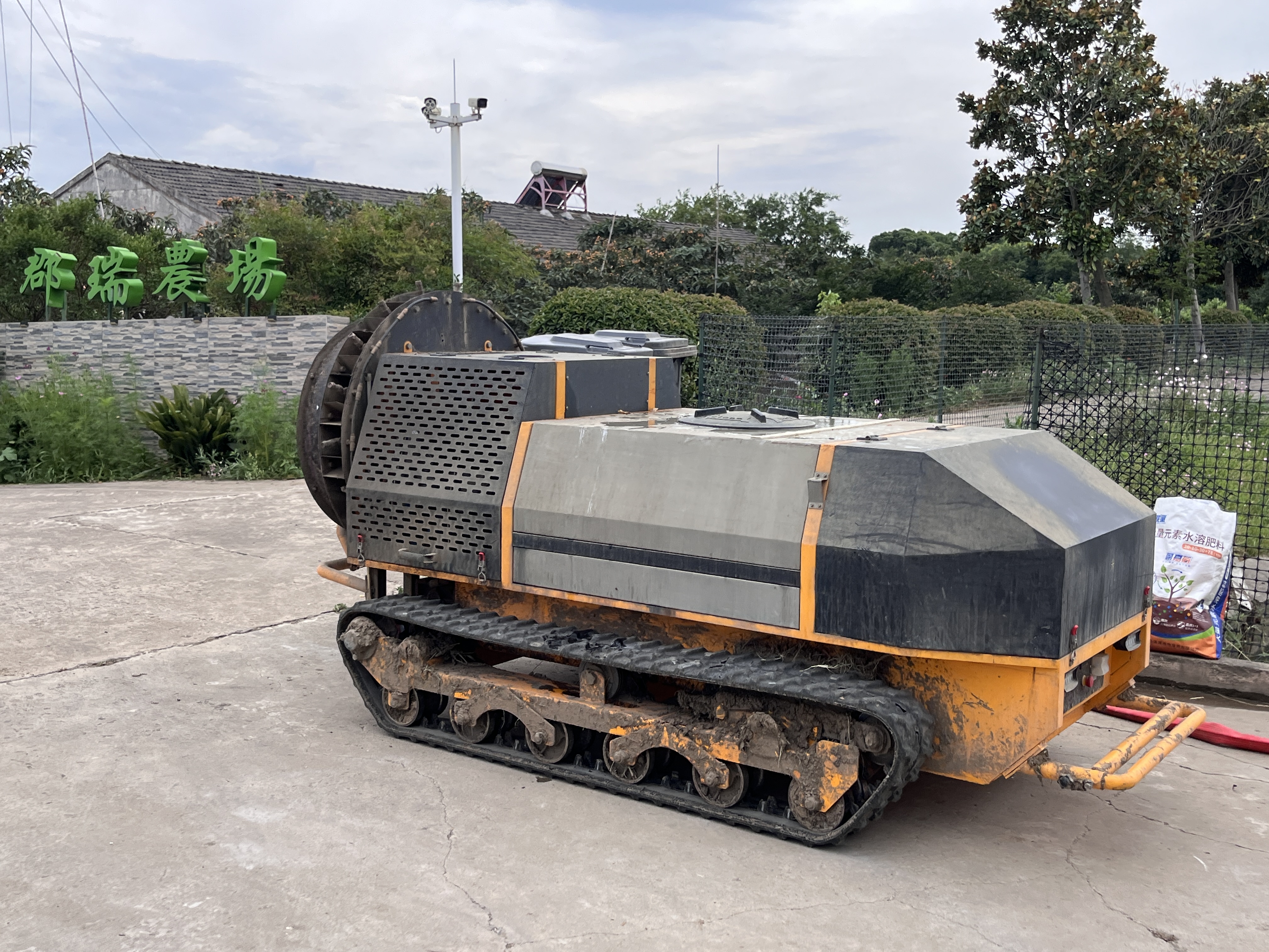PL-FZ1000 tracked air-assisted orchard sprayer
